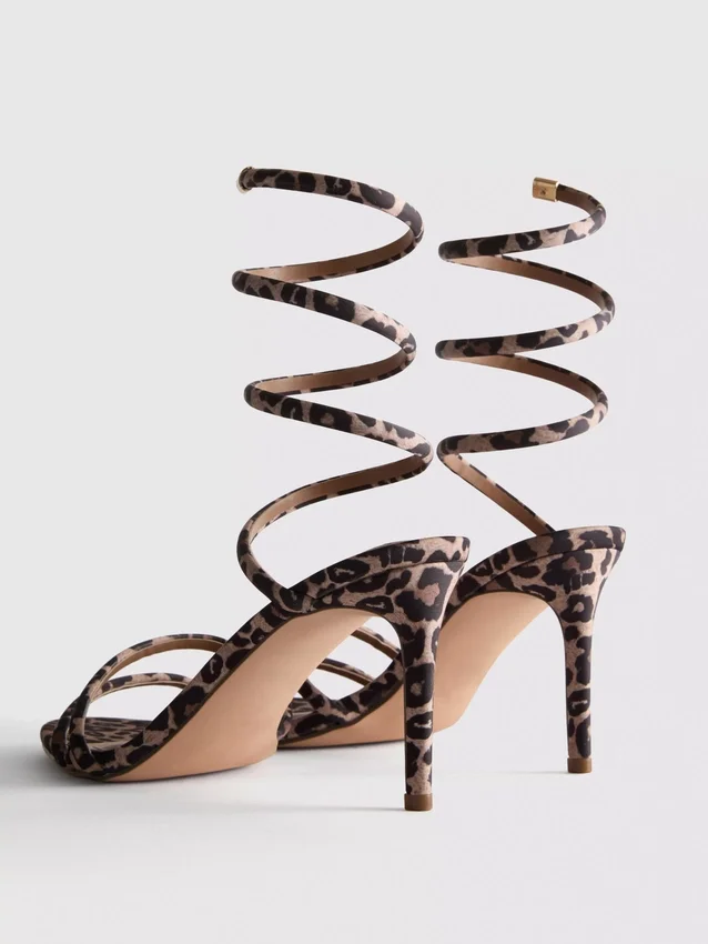 Sandaler med leopardmønster og spiralhæl