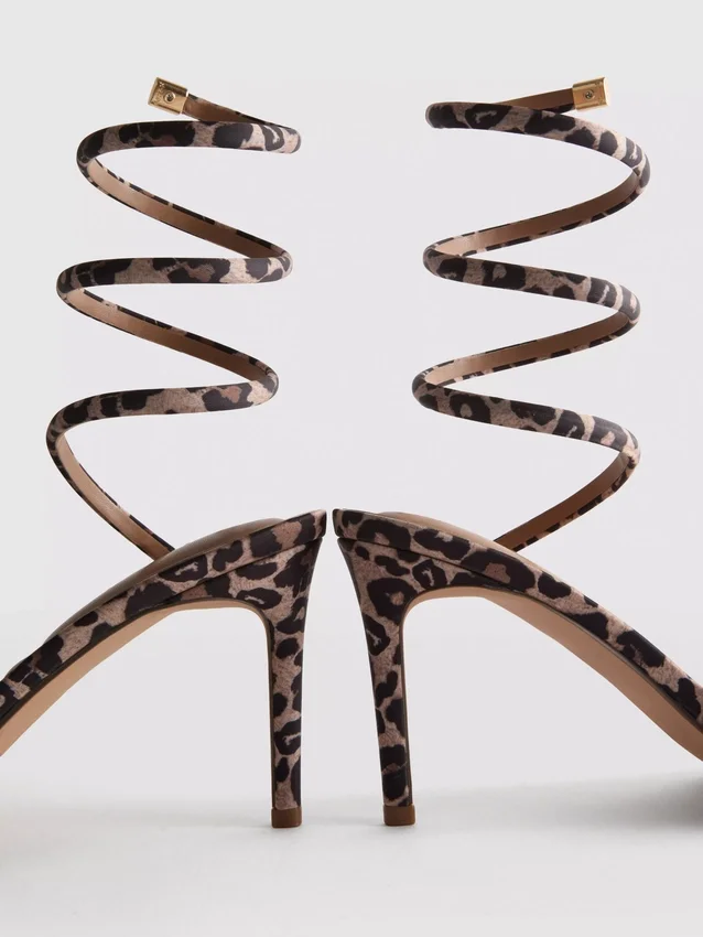 Sandaler med leopardmønster og spiralhæl