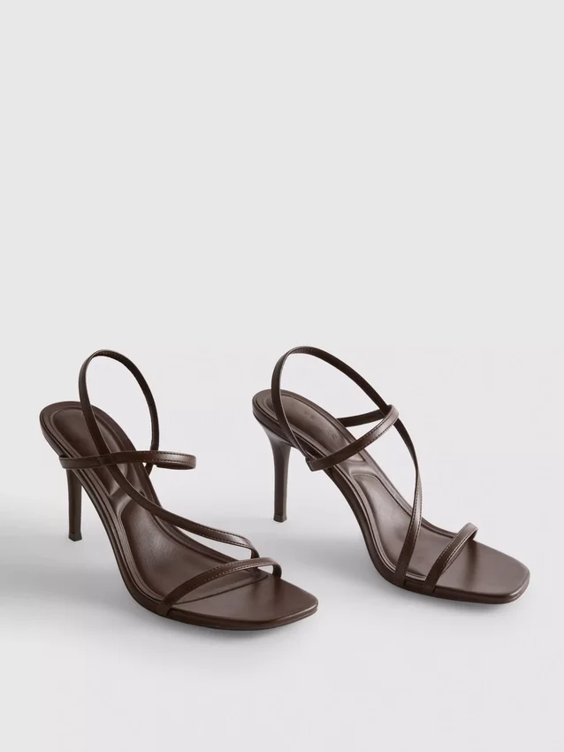 Sandaler med næsten usynlig hæl