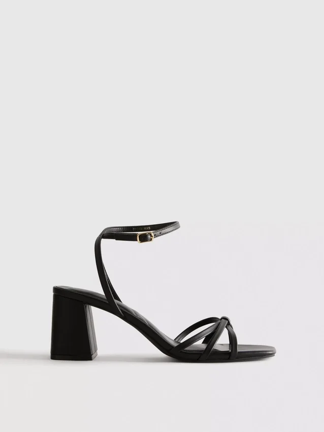 Sandaler med remme og blokhæl