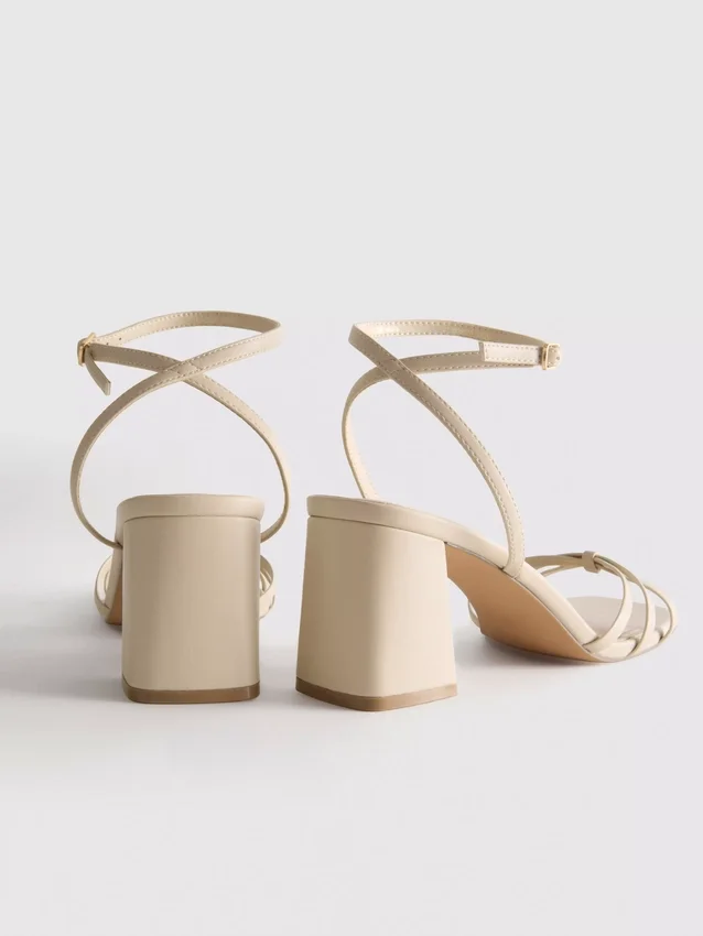 Sandaler med remme og blokhæl