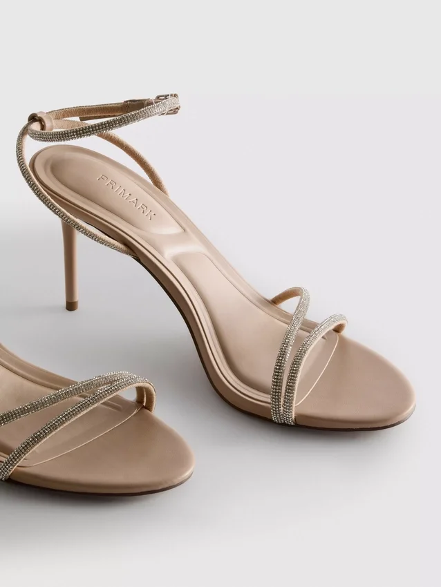 Sandaler med remme og højhælede sko