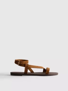 Sandaler med remme og nitter