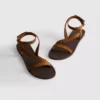 Sandaler med remme og nitter