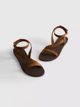 Sandaler med remme og nitter