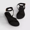 Sandaler med remme og nitter