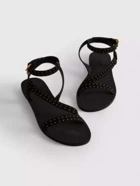 Sandaler med remme og nitter