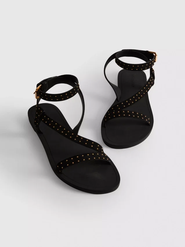 Sandaler med remme og nitter