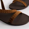 Sandaler med remme og nitter