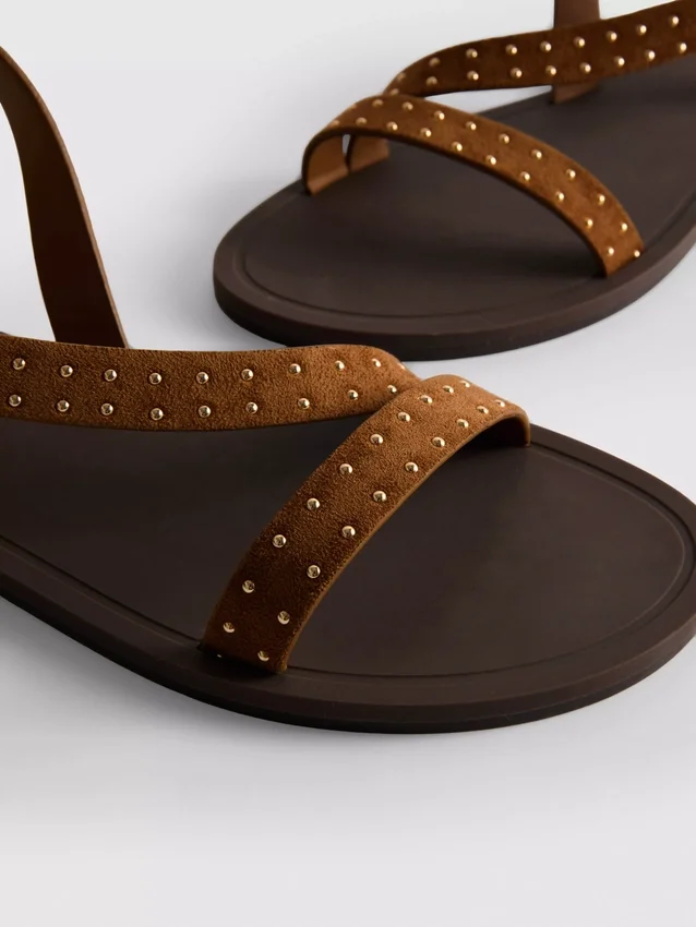 Sandaler med remme og nitter
