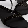 Sandaler med remme og nitter