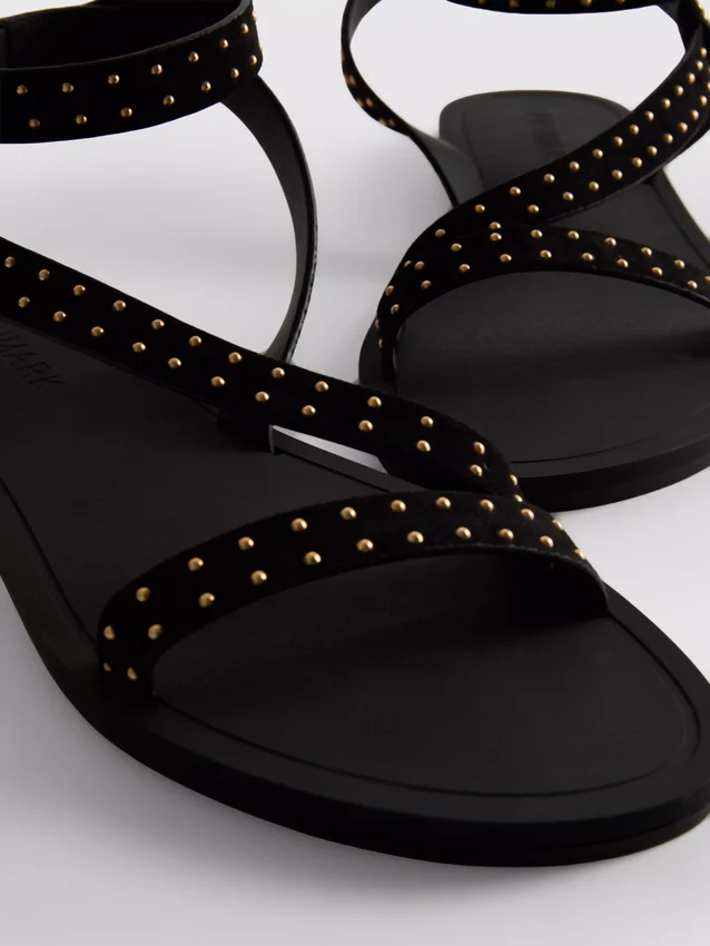 Sandaler med remme og nitter