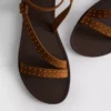 Sandaler med remme og nitter