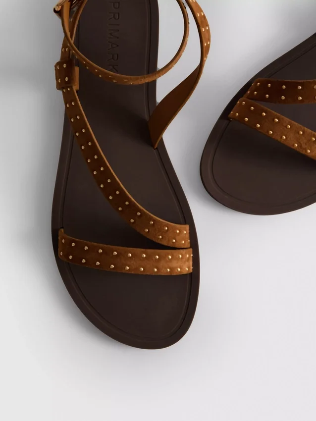 Sandaler med remme og nitter