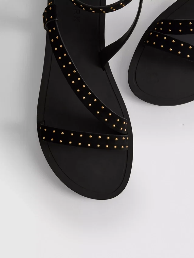 Sandaler med remme og nitter