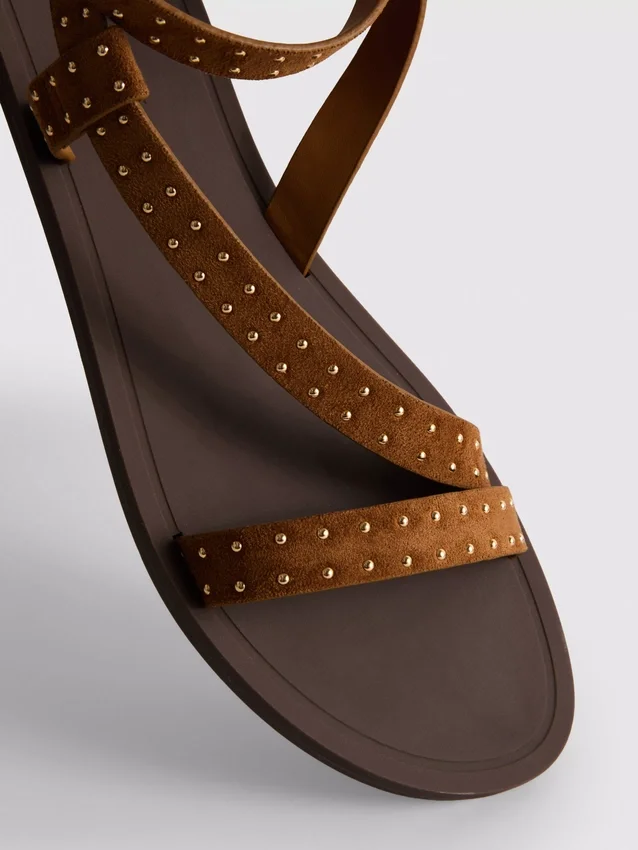Sandaler med remme og nitter