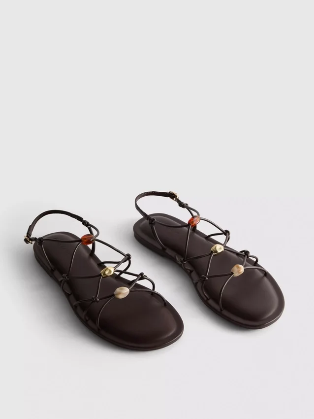 Sandaler med remme og perler
