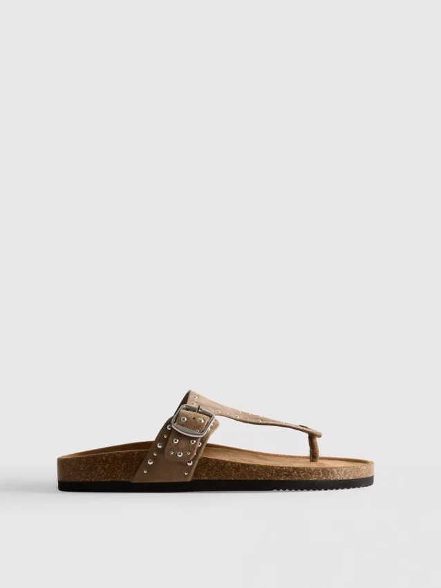 Sandaler med T-rem og nitter