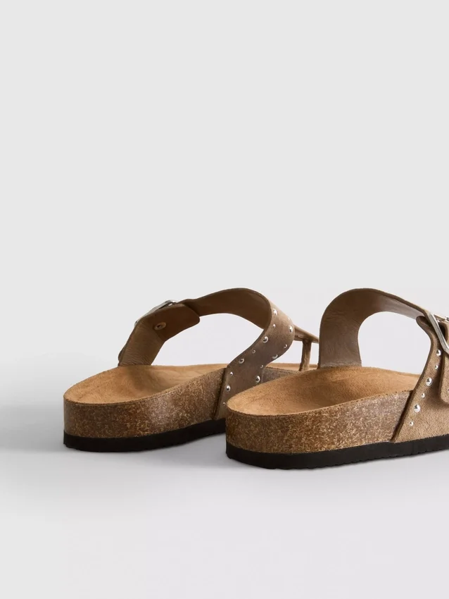 Sandaler med T-rem og nitter