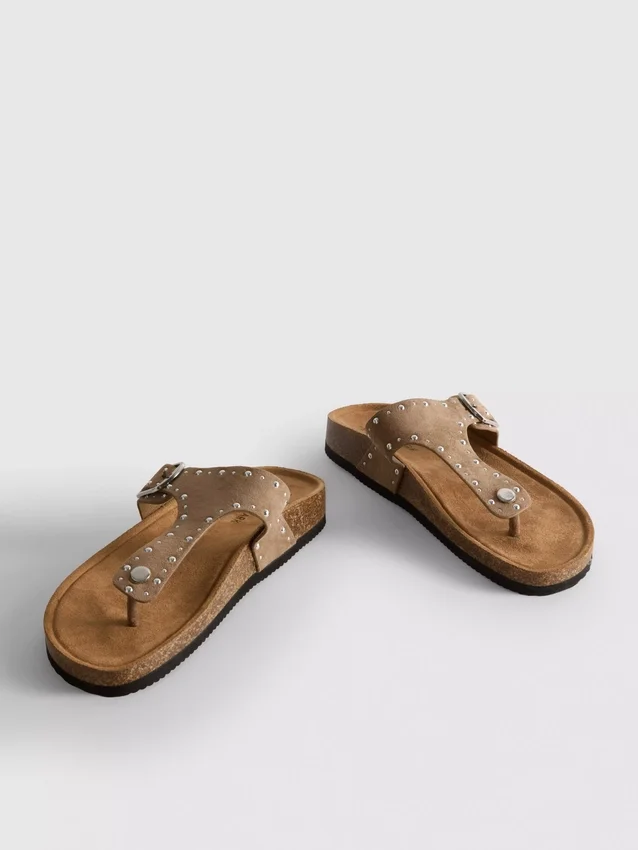 Sandaler med T-rem og nitter