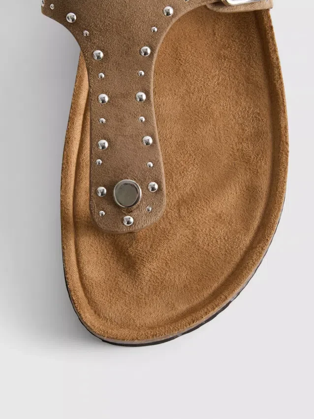Sandaler med T-rem og nitter