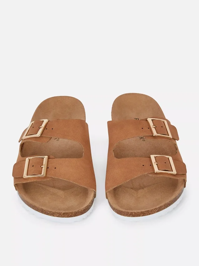 Sandaler med to remme og spænde