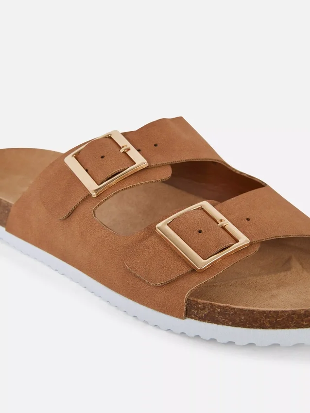Sandaler med to remme og spænde