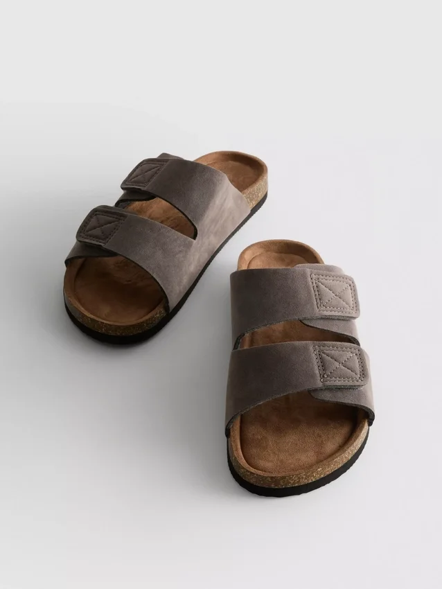 Sandaler med to remme og tyk sål