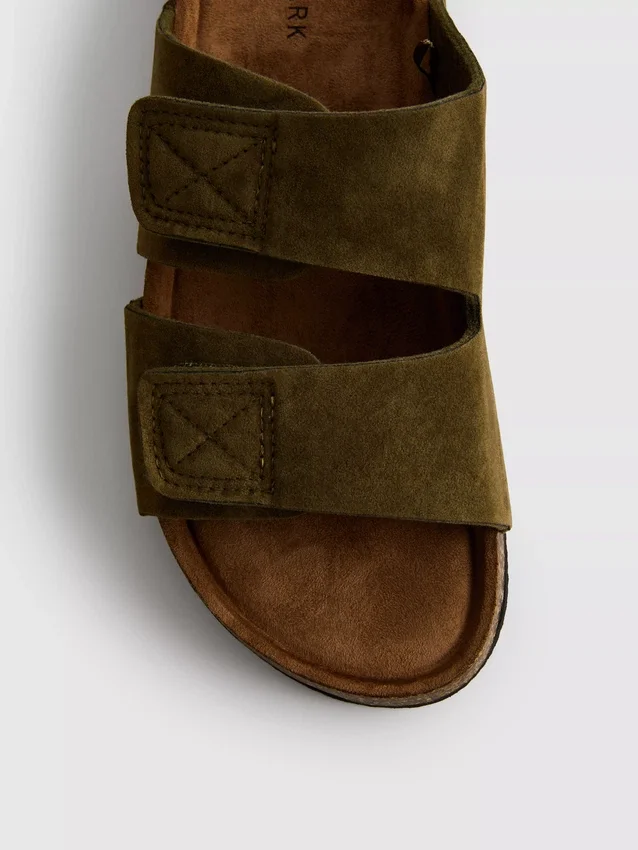 Sandaler med to remme og tyk sål