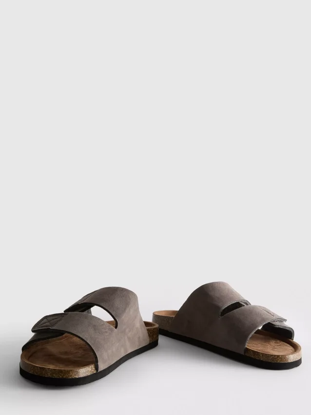 Sandaler med to remme og tyk sål