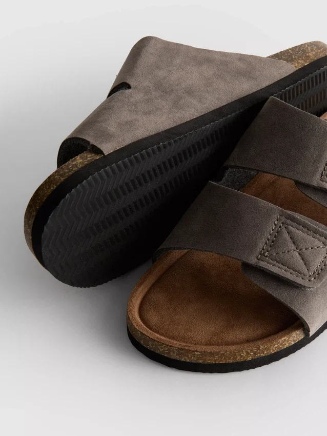 Sandaler med to remme og tyk sål