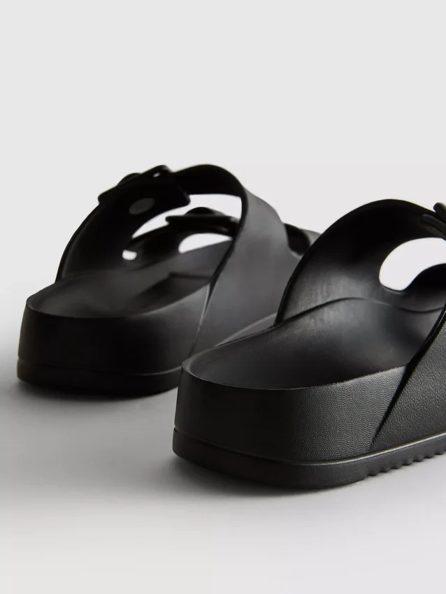 Sandaler med tykke remme og dobbelt spænde