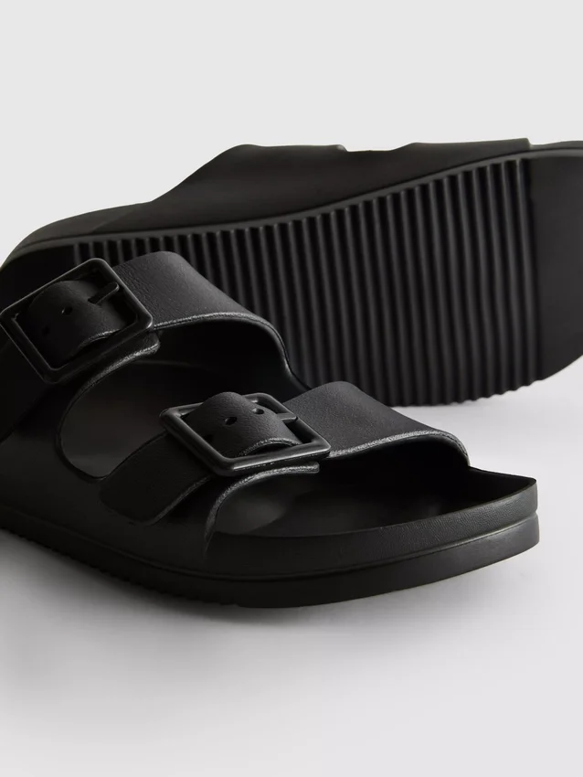 Sandaler med tykke remme og dobbelt spænde