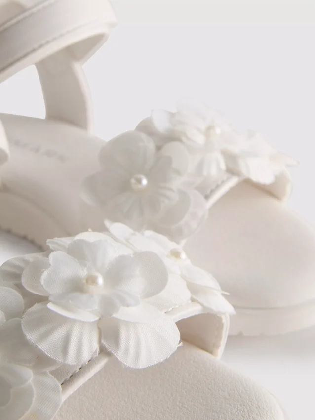 Sandaler til fest med blomster i tyl