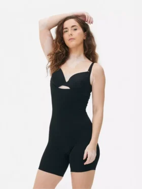 Shapewear-bodysuit med åben brystdel og længde til midt på låret