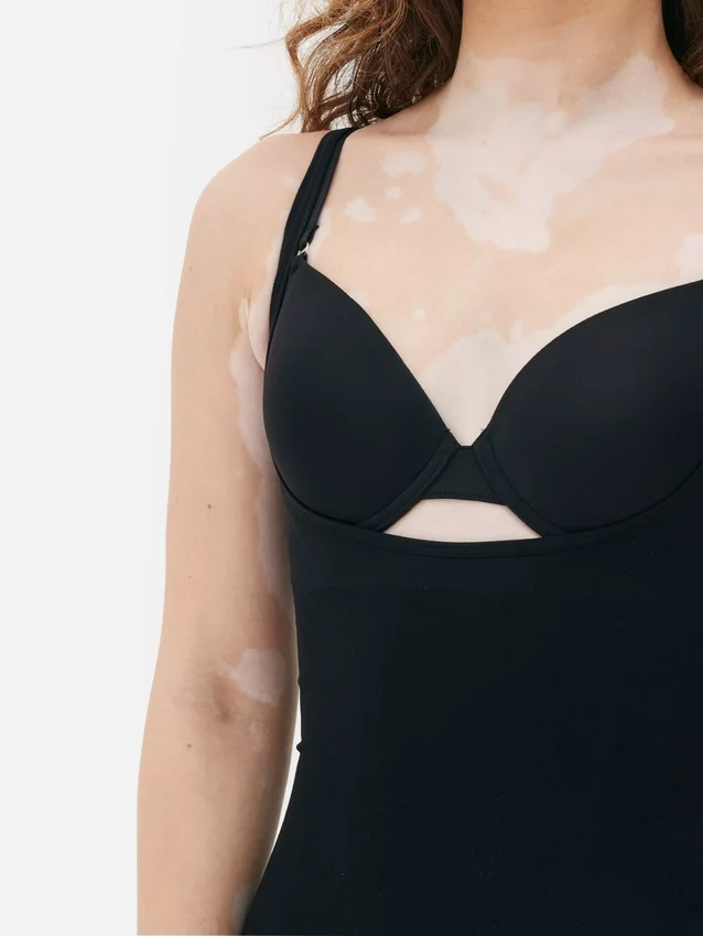 Shapewear-bodysuit med åben brystdel og længde til midt på låret