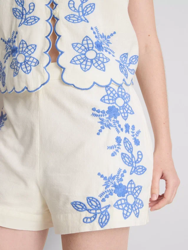 Shorts i bomuld med blomsterbroderi