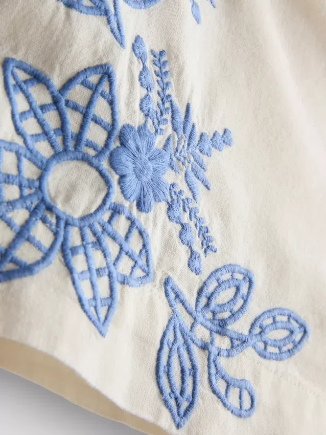Shorts i bomuld med blomsterbroderi
