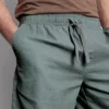 Shorts i linneblanding med snøre