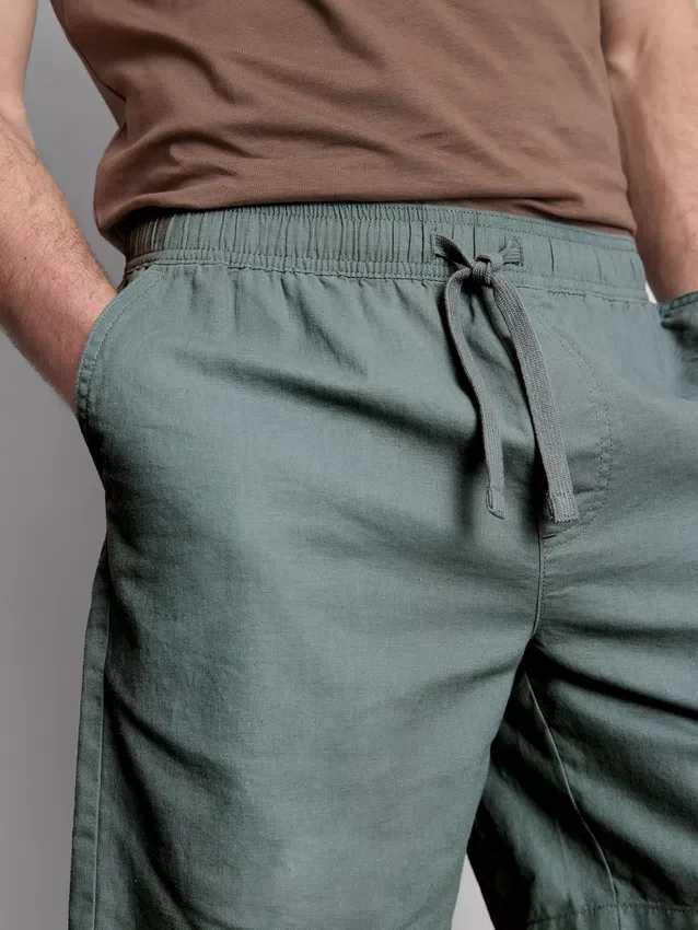 Shorts i linneblanding med snøre
