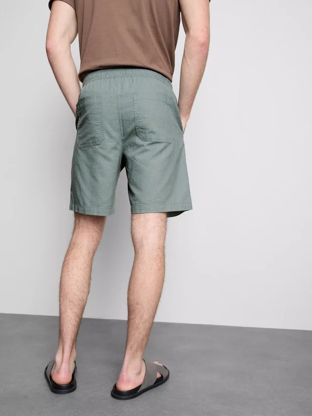 Shorts i linneblanding med snøre