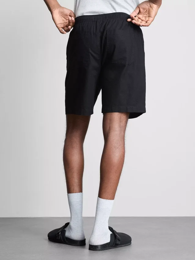 Shorts i linneblanding med snøre