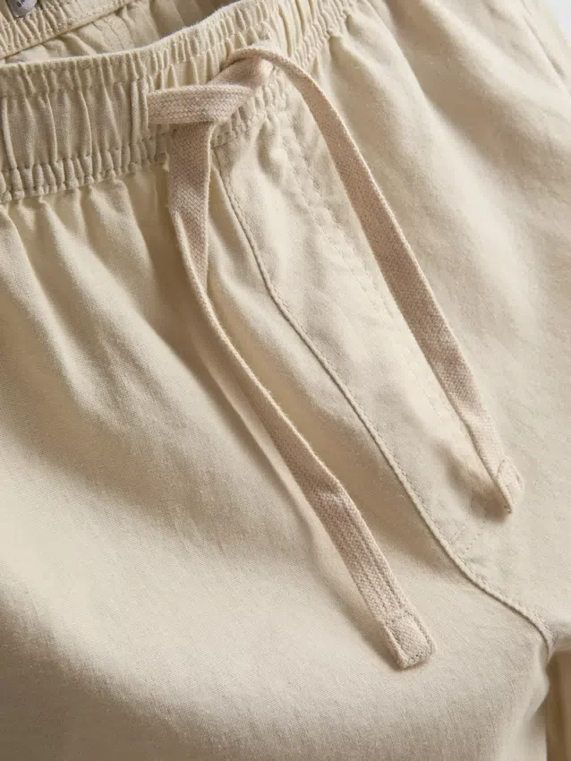 Shorts i linneblanding med snøre