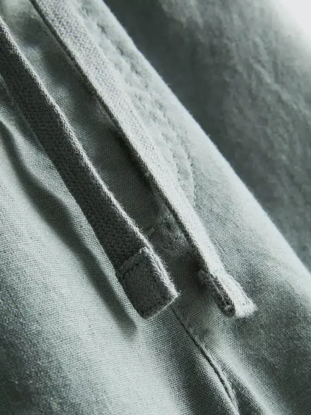 Shorts i linneblanding med snøre