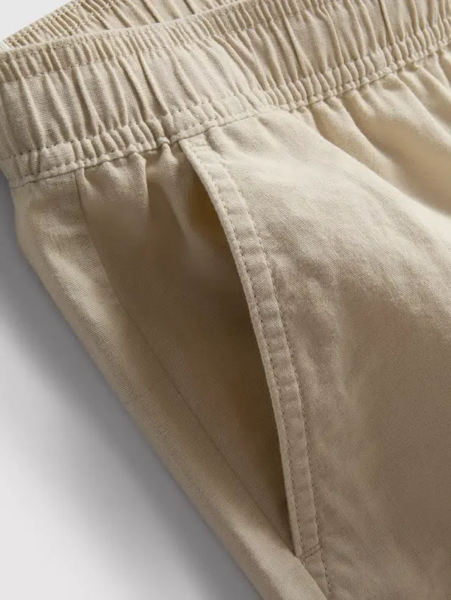 Shorts i linneblanding med snøre