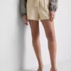 Shorts med bælte og elastisk linning