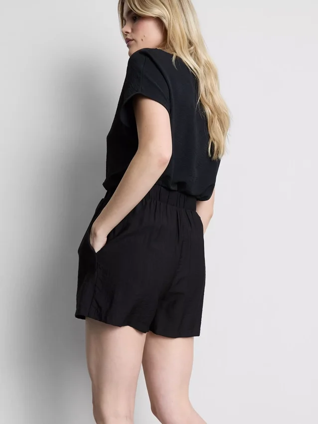 Shorts med bælte og elastisk linning