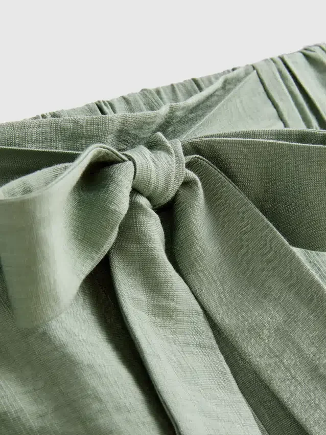 Shorts med bælte og elastisk linning