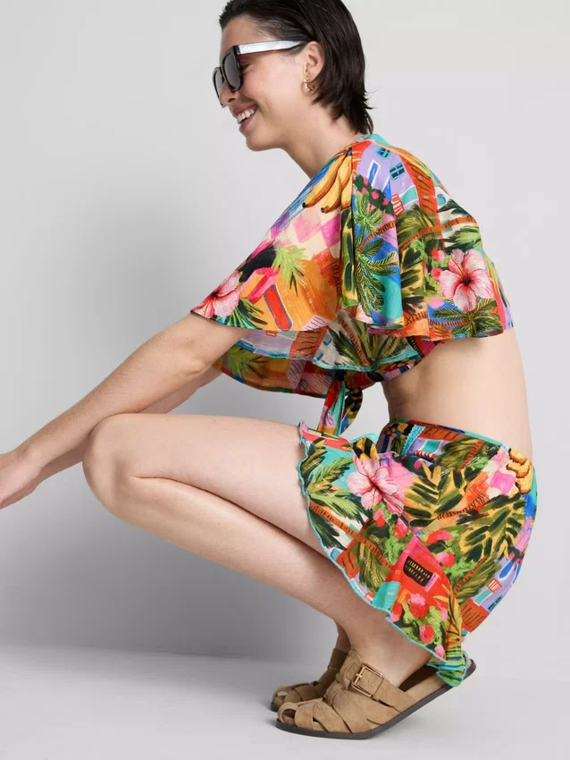 Shorts med flæser og tropisk print