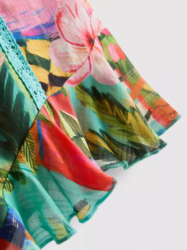 Shorts med flæser og tropisk print